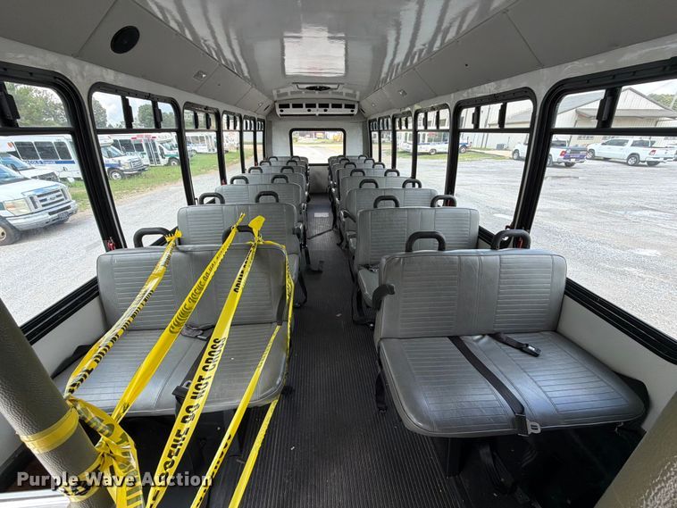 image for item FN2014 2008 Chevrolet C5500 shuttle bus