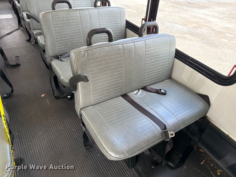 image for item FN2014 2008 Chevrolet C5500 shuttle bus
