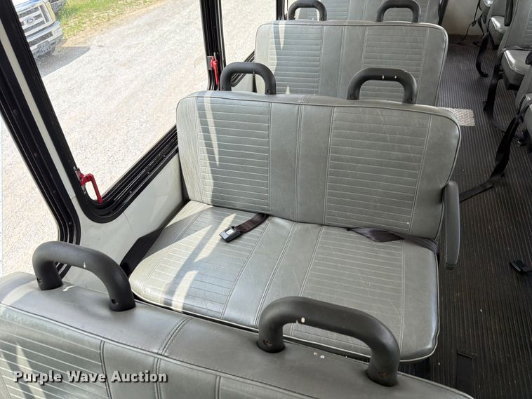 image for item FN2014 2008 Chevrolet C5500 shuttle bus