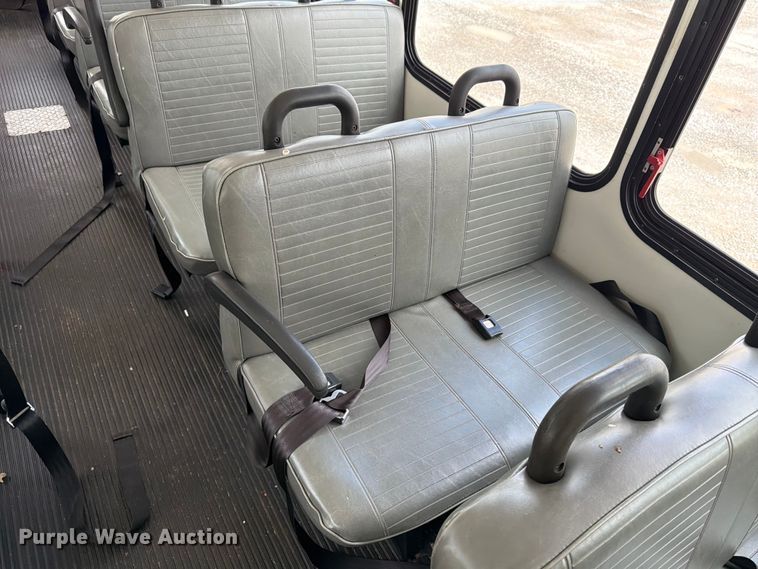 image for item FN2014 2008 Chevrolet C5500 shuttle bus
