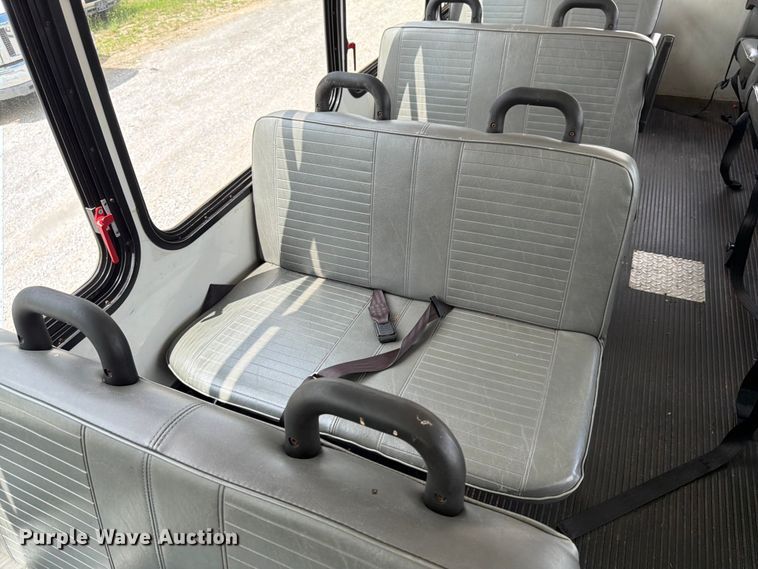 image for item FN2014 2008 Chevrolet C5500 shuttle bus
