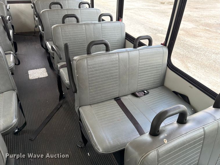 image for item FN2014 2008 Chevrolet C5500 shuttle bus