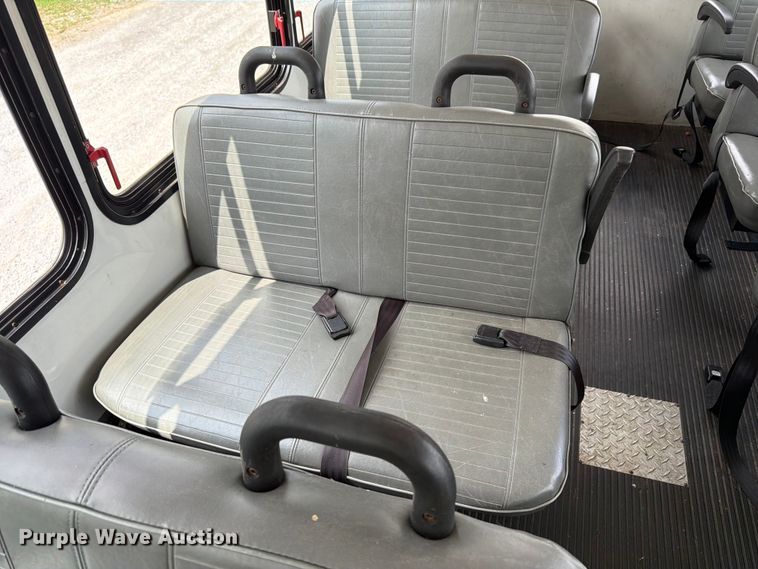 image for item FN2014 2008 Chevrolet C5500 shuttle bus