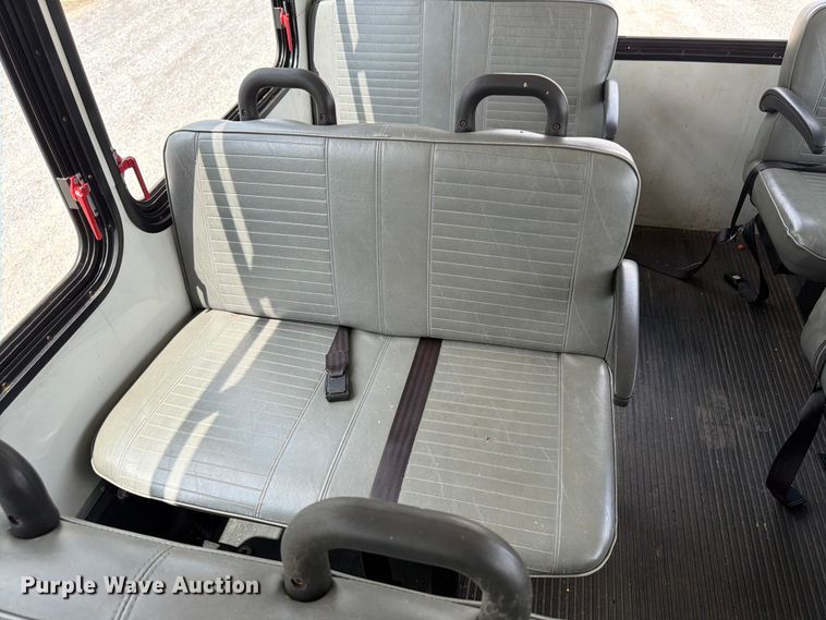 image for item FN2014 2008 Chevrolet C5500 shuttle bus