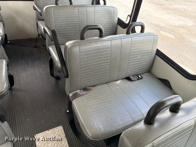 image for item FN2014 2008 Chevrolet C5500 shuttle bus