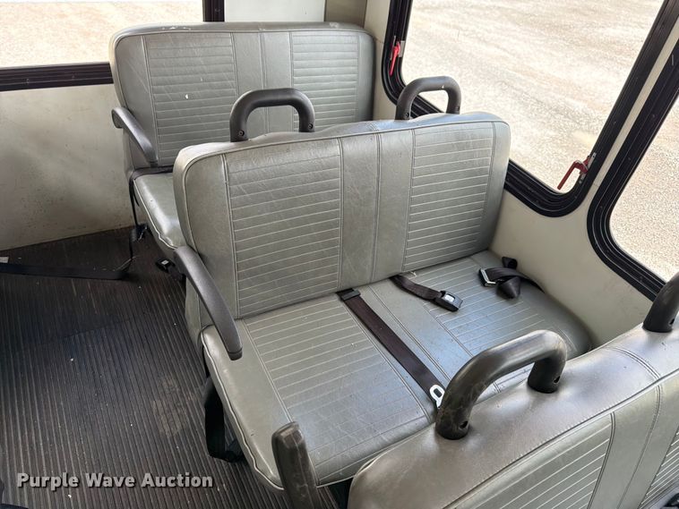 image for item FN2014 2008 Chevrolet C5500 shuttle bus