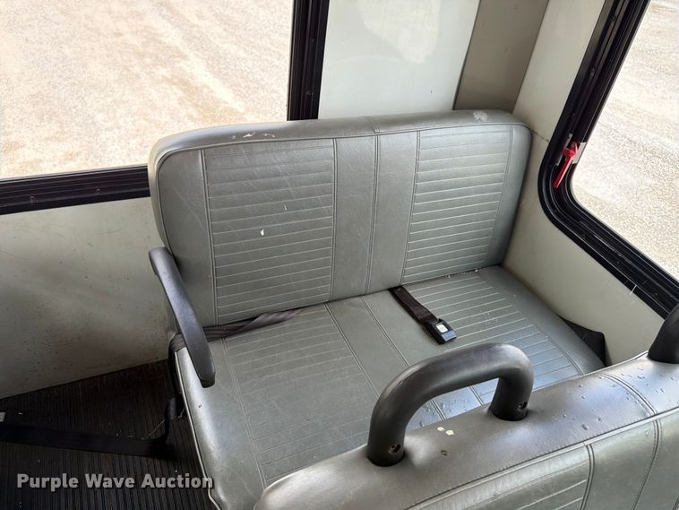 image for item FN2014 2008 Chevrolet C5500 shuttle bus