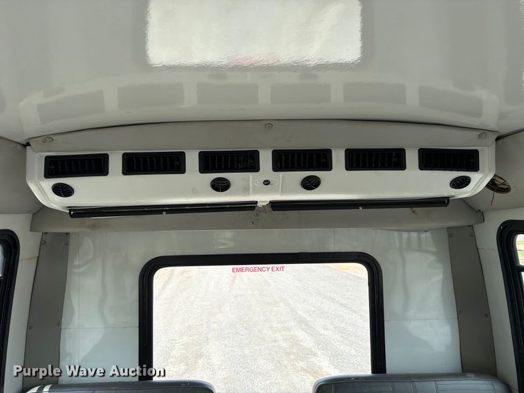 image for item FN2014 2008 Chevrolet C5500 shuttle bus