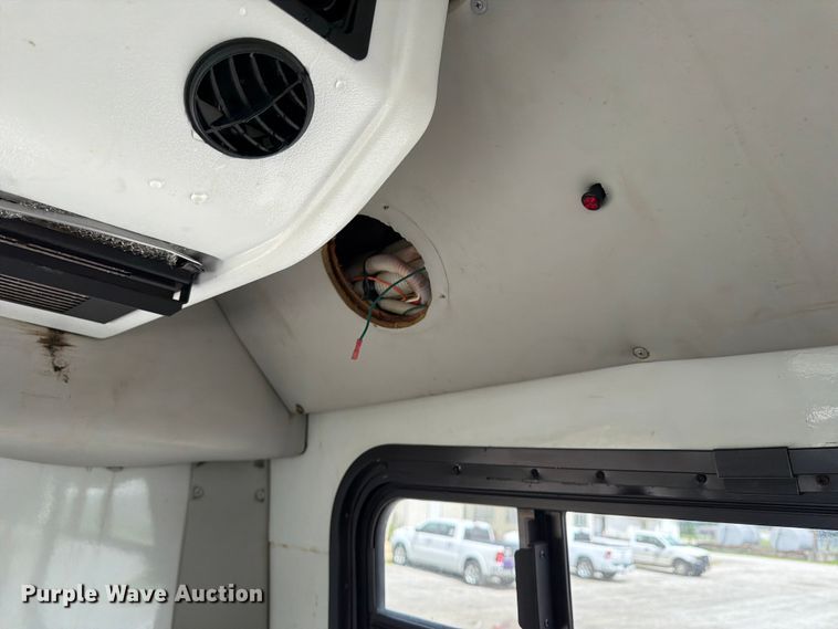 image for item FN2014 2008 Chevrolet C5500 shuttle bus