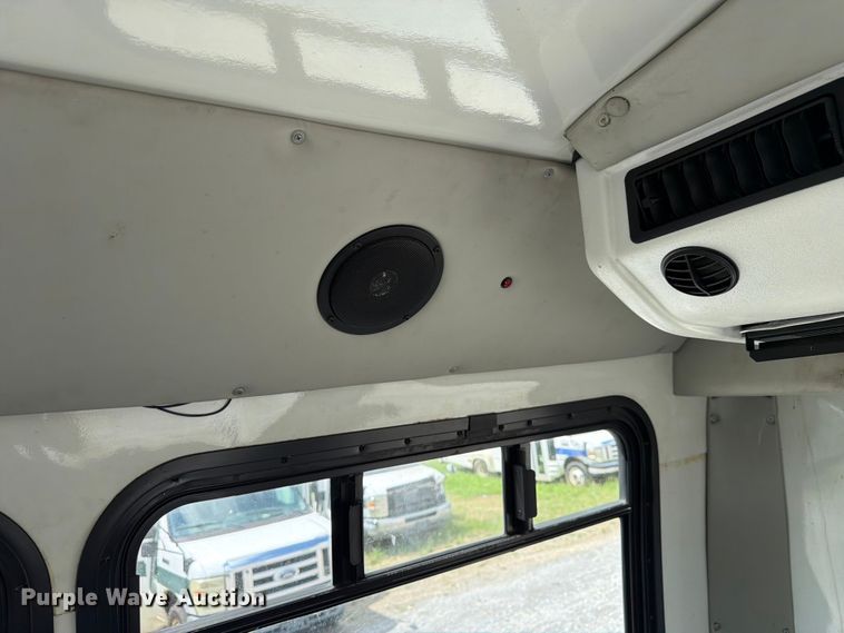 image for item FN2014 2008 Chevrolet C5500 shuttle bus