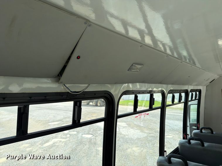 image for item FN2014 2008 Chevrolet C5500 shuttle bus