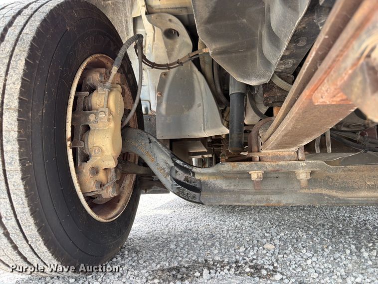 image for item FN2014 2008 Chevrolet C5500 shuttle bus