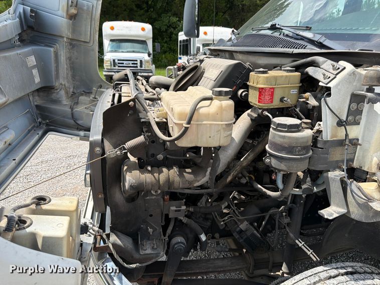 image for item FN2014 2008 Chevrolet C5500 shuttle bus