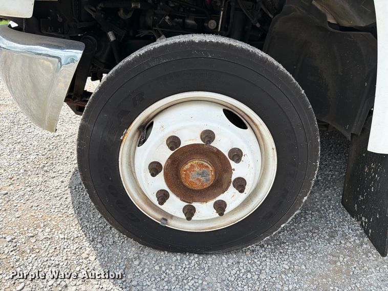 image for item FN2014 2008 Chevrolet C5500 shuttle bus