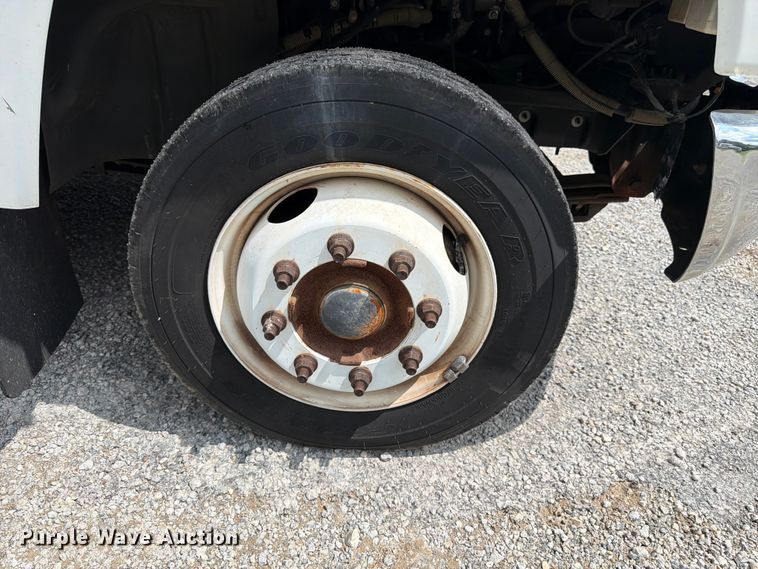 image for item FN2014 2008 Chevrolet C5500 shuttle bus