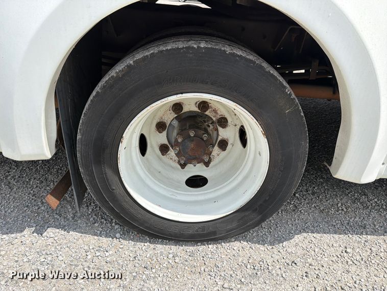 image for item FN2014 2008 Chevrolet C5500 shuttle bus