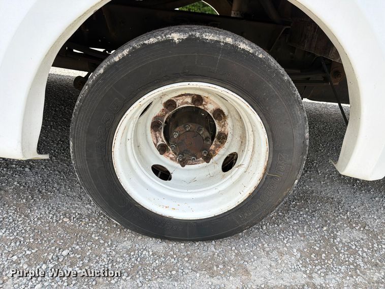 image for item FN2014 2008 Chevrolet C5500 shuttle bus