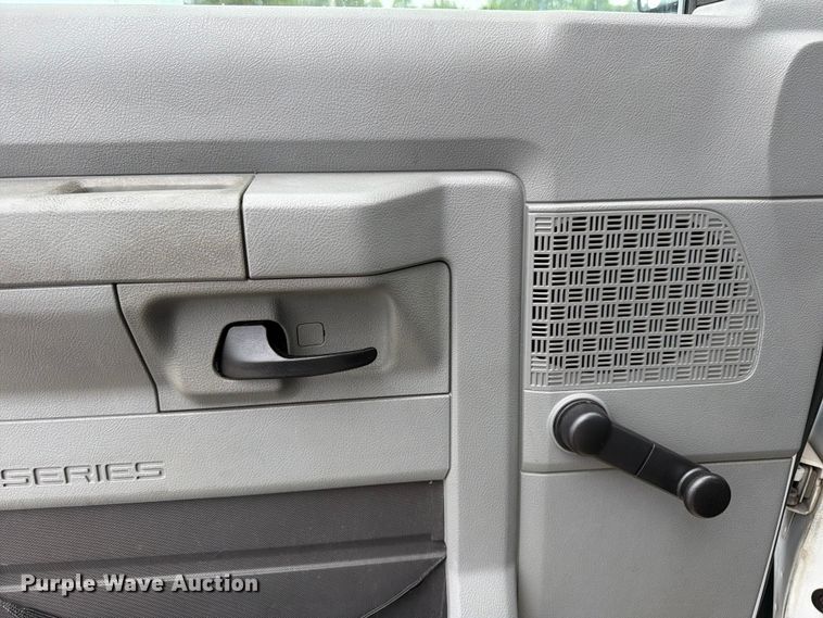 image for item FN2015 2012 Ford E350 shuttle bus