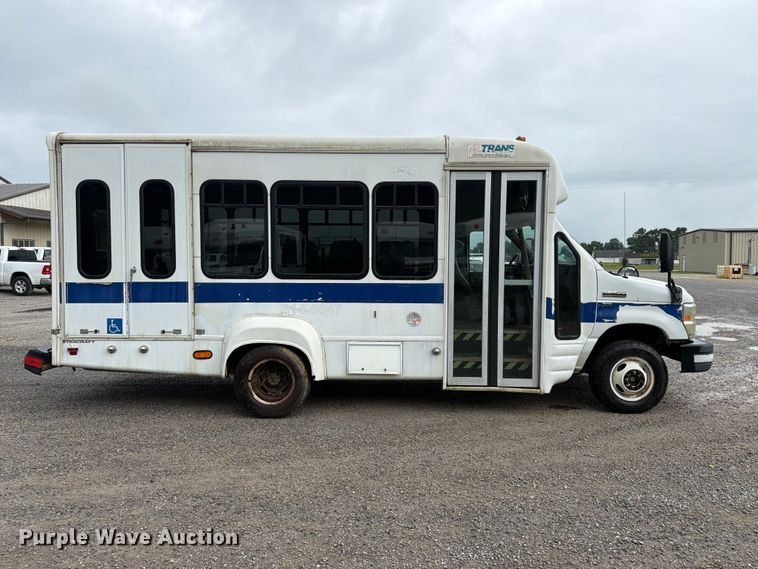 image for item FN2016 2010 Starcraft Starlite shuttle bus