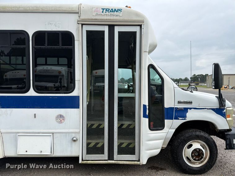 image for item FN2016 2010 Starcraft Starlite shuttle bus