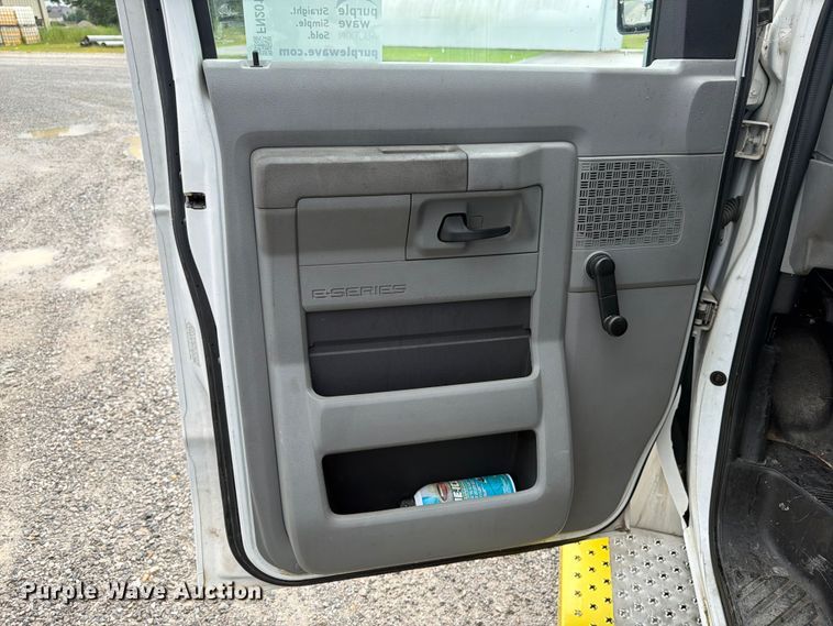 image for item FN2016 2010 Starcraft Starlite shuttle bus
