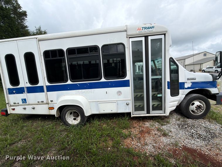 image for item FN2017 2010 Starcraft Starlite shuttle bus
