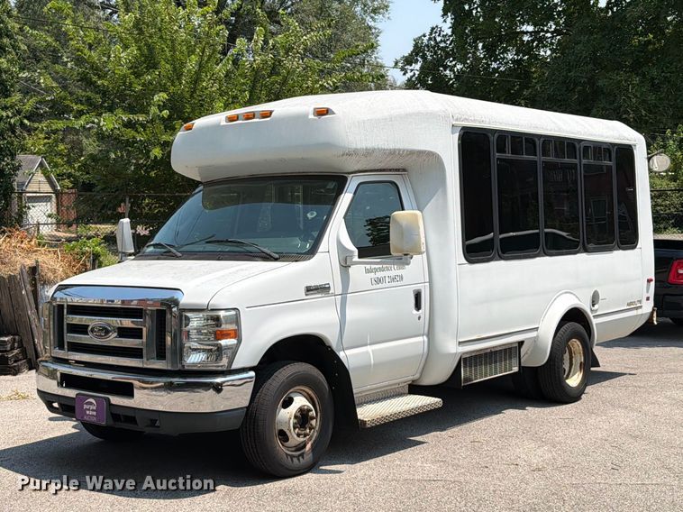 2012 Ford E350 Super Duty shuttle bus