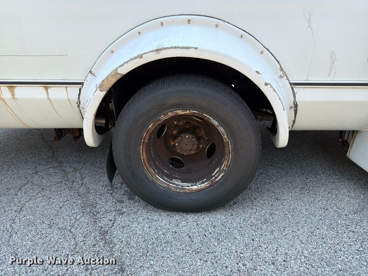image for item FT6122 2012 Ford E350 Super Duty shuttle bus