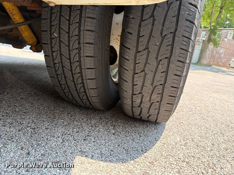 image for item FT6122 2012 Ford E350 Super Duty shuttle bus
