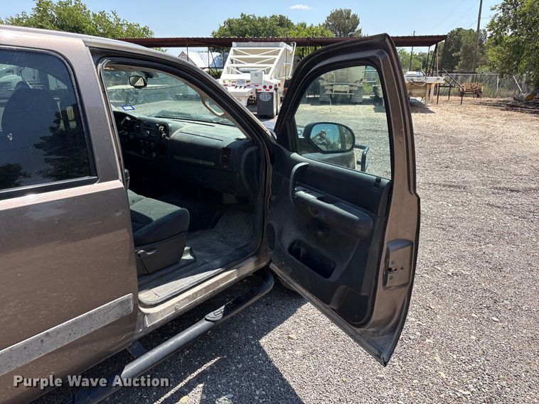 image for item JM9427 2008 Chevrolet Silverado 2500 Crew Cab pickup truck