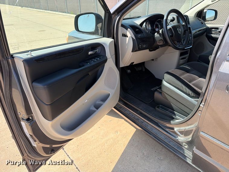 image for item MZ9757 2017 Dodge Grand Caravan van