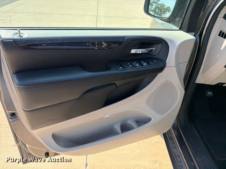 image for item MZ9757 2017 Dodge Grand Caravan van