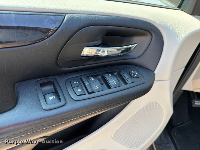 image for item MZ9757 2017 Dodge Grand Caravan van