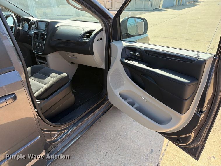 image for item MZ9757 2017 Dodge Grand Caravan van