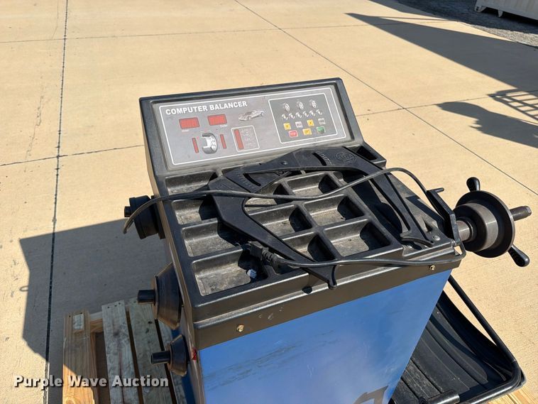 image for item MZ9763 2016 Hauvrex HW9100 wheel balancer