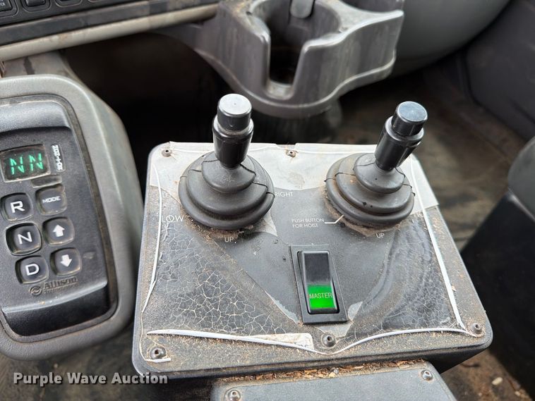 image for item MZ9825 2011 International 7400 dump truck
