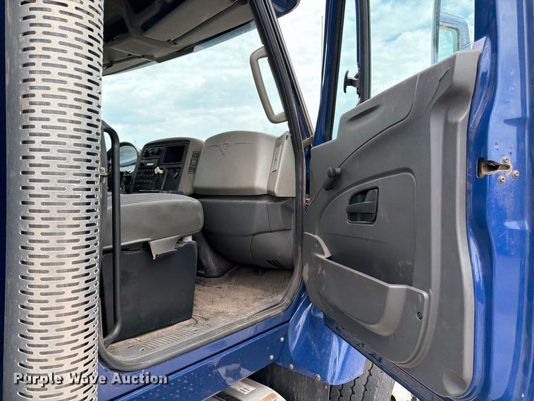 image for item MZ9825 2011 International 7400 dump truck