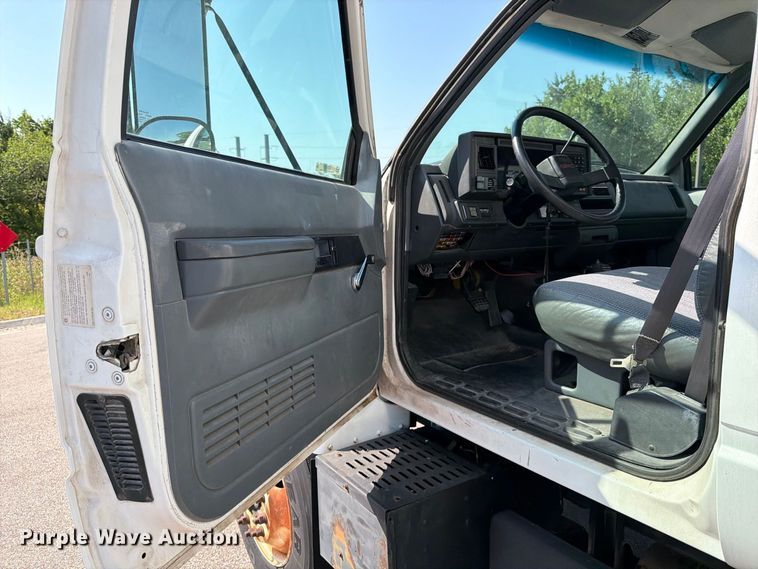 image for item MZ9828 1998 GMC C6500 box truck