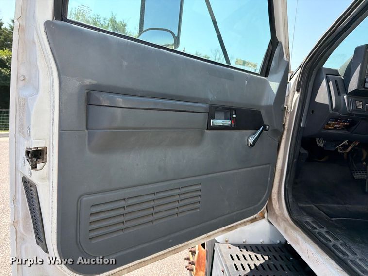 image for item MZ9828 1998 GMC C6500 box truck