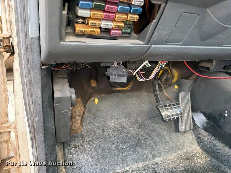 image for item MZ9828 1998 GMC C6500 box truck