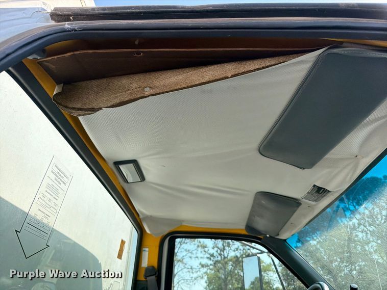 image for item MZ9828 1998 GMC C6500 box truck