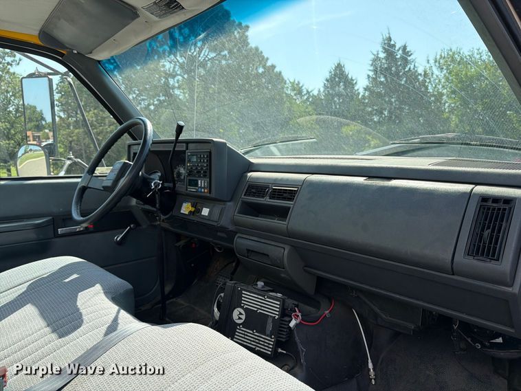 image for item MZ9828 1998 GMC C6500 box truck