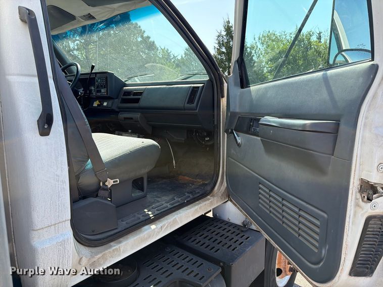 image for item MZ9828 1998 GMC C6500 box truck