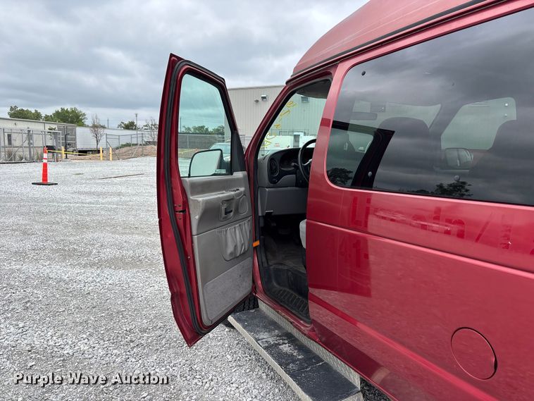 image for item NM9911 1999 Ford E350 van