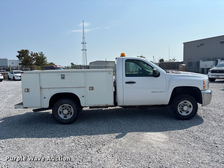 image for item NM9914 2009 Chevrolet Silverado 2500HD utility bed pickup truck