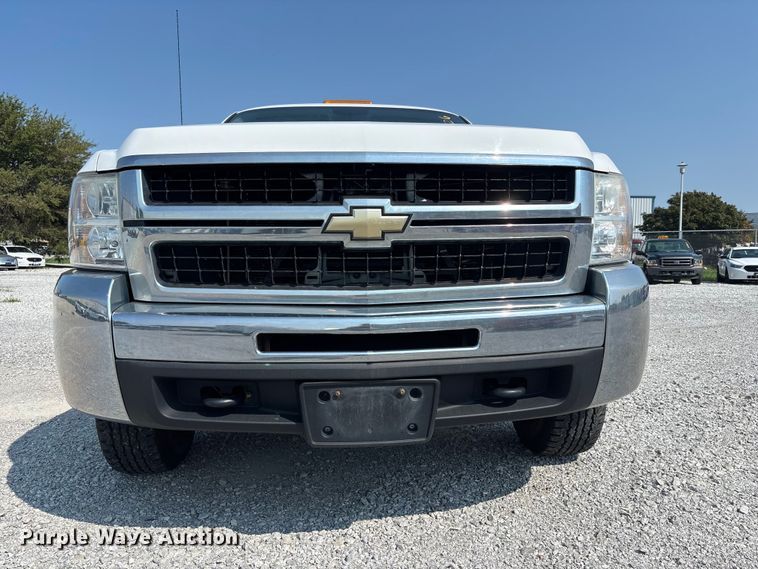 image for item NM9914 2009 Chevrolet Silverado 2500HD utility bed pickup truck