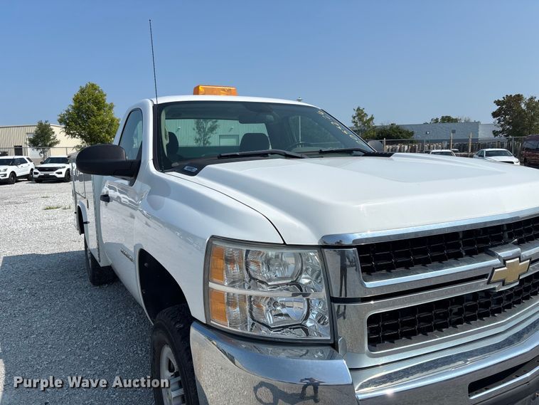 image for item NM9914 2009 Chevrolet Silverado 2500HD utility bed pickup truck