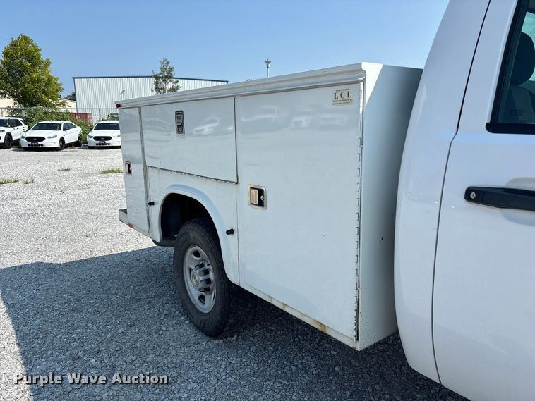 image for item NM9914 2009 Chevrolet Silverado 2500HD utility bed pickup truck