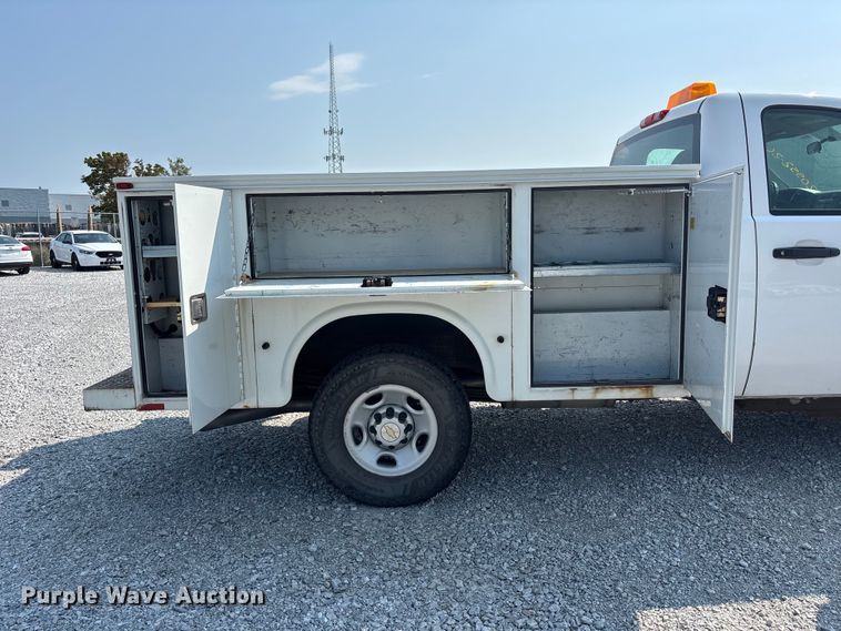 image for item NM9914 2009 Chevrolet Silverado 2500HD utility bed pickup truck