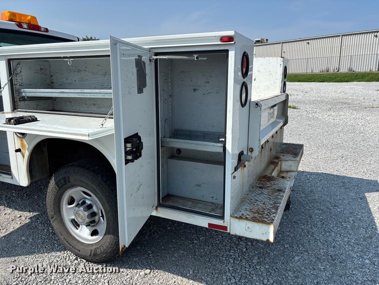 image for item NM9914 2009 Chevrolet Silverado 2500HD utility bed pickup truck